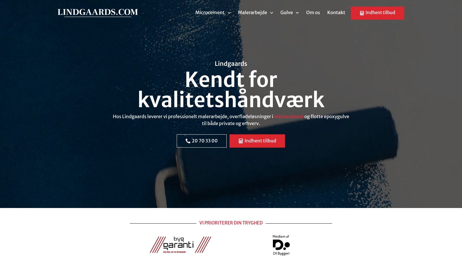 En malerrulle på en spand med microcement, klar til at forvandle et badeværelse