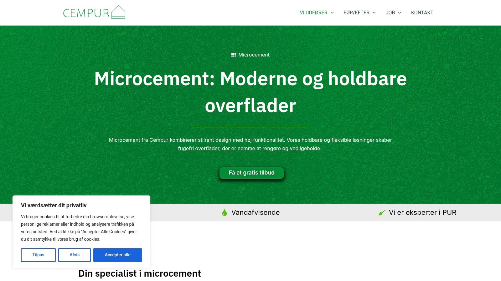 Elegant microcement badeværelsesvæg med glat finish og moderne design.