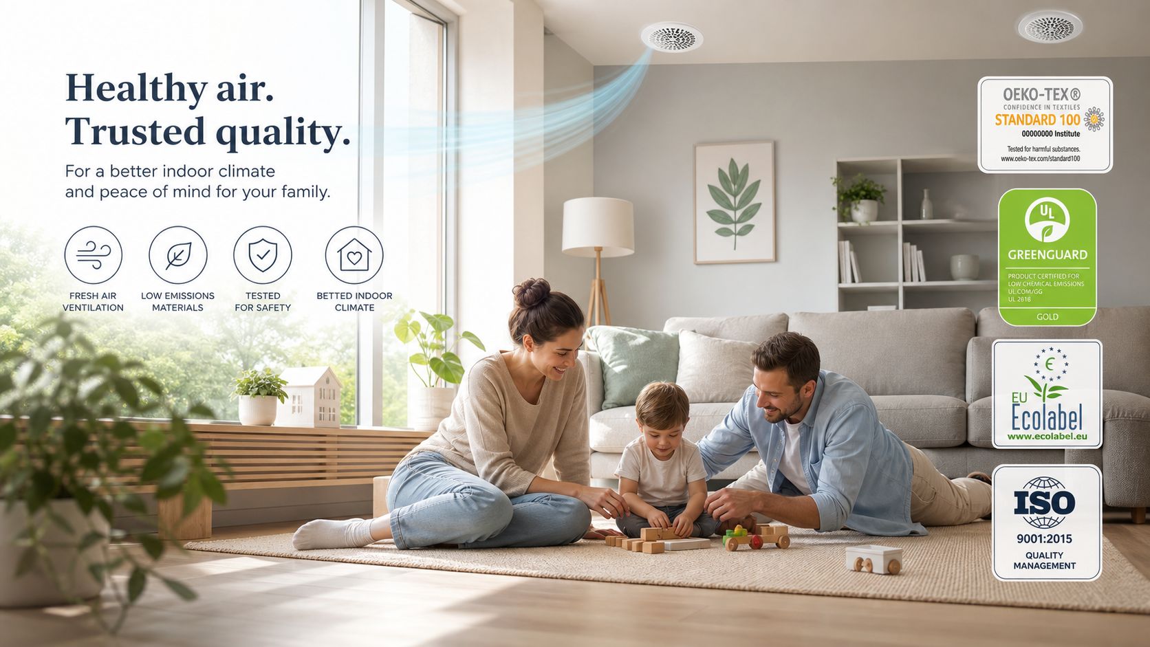 En familie leger på stuegulvet i et hjem med et sundt indeklima og certificerede ventilationsløsninger.